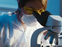 Niezbędnik każdego laboratorium – jak dobrać odczynniki i wyposażenie?